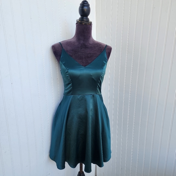 B Darlin Junior's Emerald Green Satin Skater Dress Pockets V-Neck Size 7/8 - Picture 1 of 15